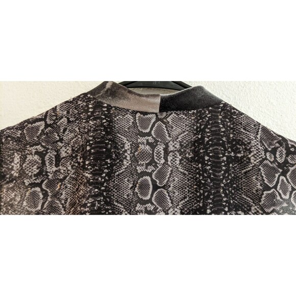 Women's T Tahari V-Neck Snake Print Sleeveless Gold Chain Accent Blouse Small - Picture 9 of 12